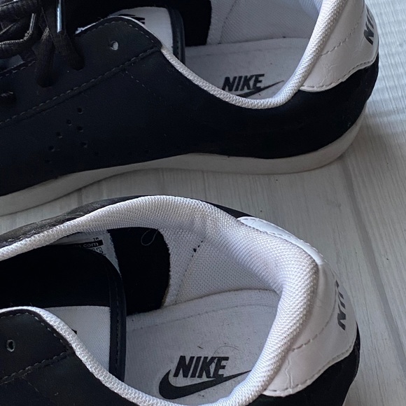 Nikes Black and White - Picture 6 of 9